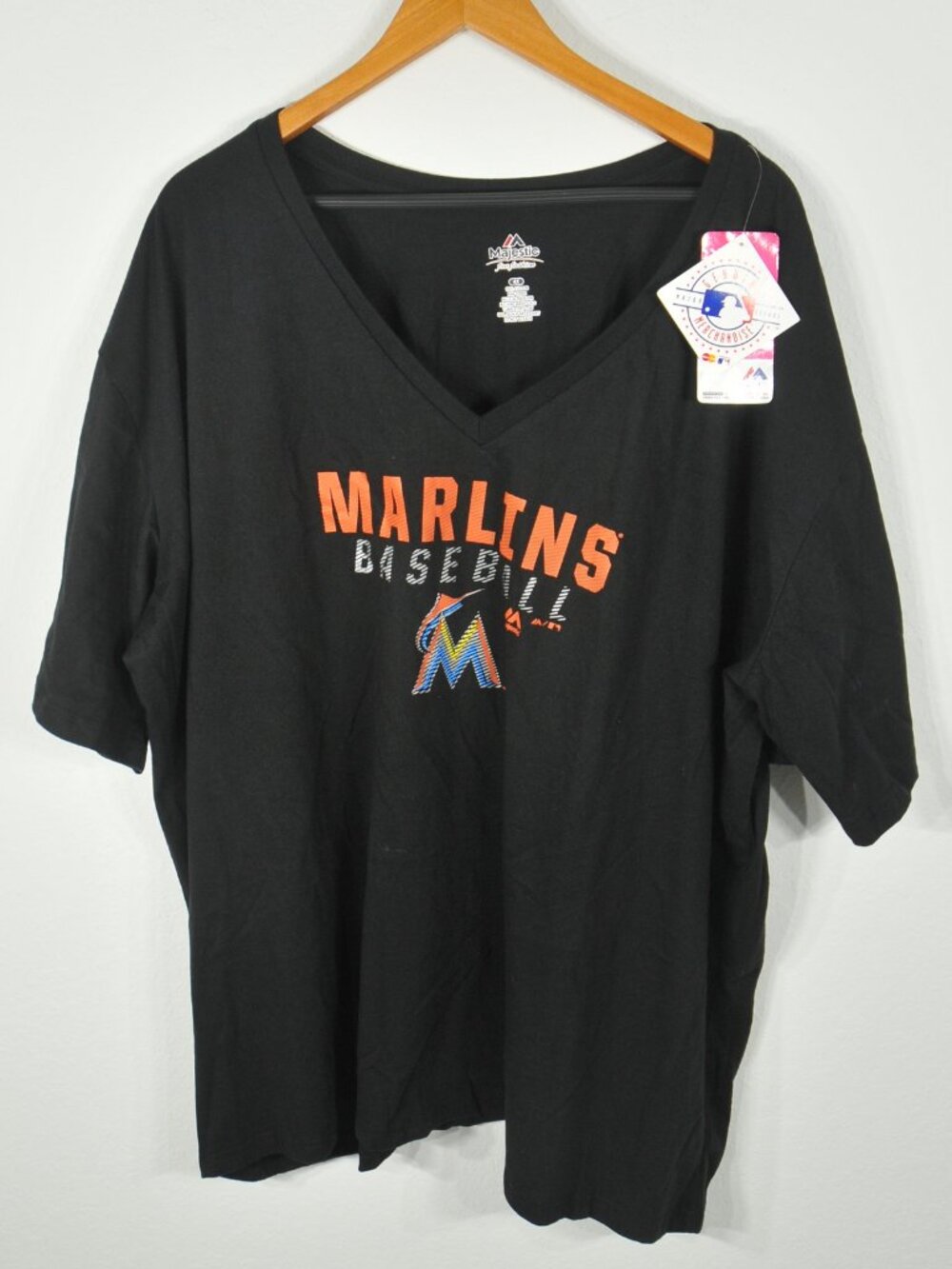 Majestic Fan Fashion Miami Marlins Women's V neck Tee printed 4X Black NWT